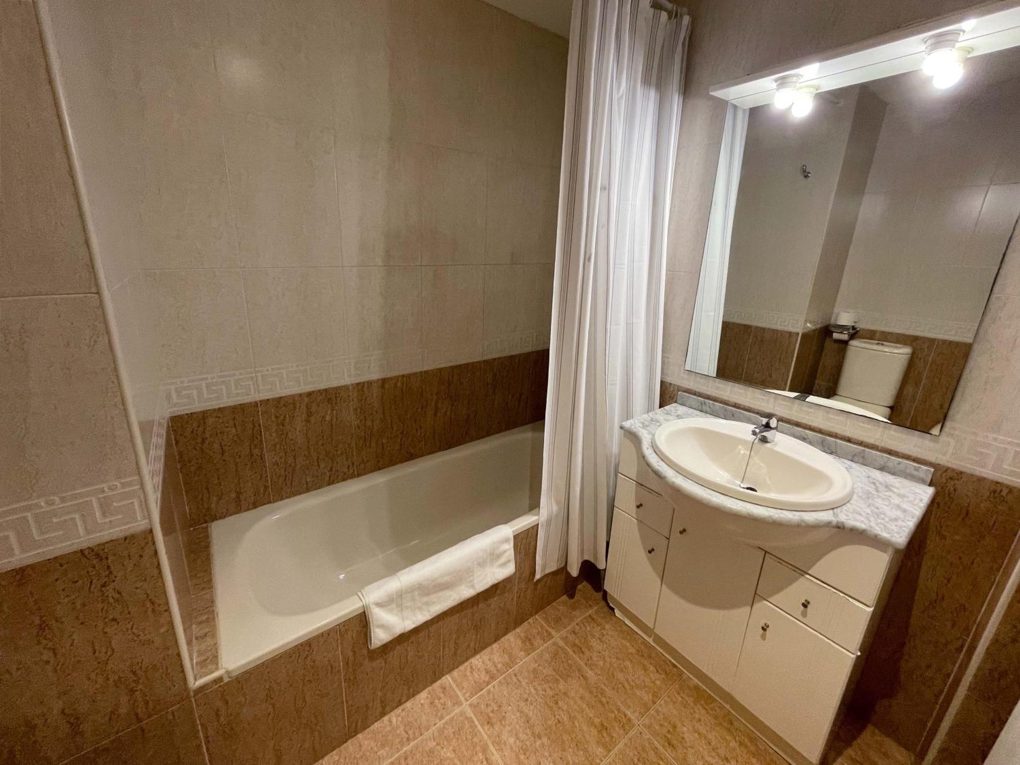 Apartamentos El Pilar Suites 3000 Сарагоса Екстер'єр фото
